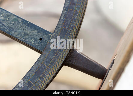 Close-up de Chakra Yantra instrument astronomique à Jantar Mantar - Man Singh Observatoire, Varanasi, Inde Banque D'Images