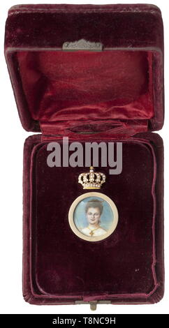 Sophie, princesse, depuis 1909 la duchesse de Hohenberg (1868 - 1914) - un portrait miniature peint par Joseph Koppay ou adapté de son portrait de la princesse en 1901. Peinture très finement exécuté sur l'os, taillés dans l'or, la miniature cased surmontée d'une couronne d'or sertie de perles. À la différence du portrait Koppay la duchesse est peint portant le collier également en vente dans cette vente aux enchères. Diamètre 32 mm encadrées. Provenance : Franz Ferdinand, héritier présomptif de l'Autriche (1863 - 1914). Miniature fine de la future Impératrice d'Autriche, qui, ensemble, Additional-Rights Clearance-Info-wifi-Not-Available Banque D'Images