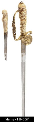 La chasse allemande un cintre avec poignée en ivoire sculpté, 1ère moitié du 18e siècle, tout droit avec lame fullers double des deux côtés et à double tranchant. La racine avec ornements fleur doré gravé sur l'avers et couronné aigle bicéphale sur l'inverse. Fond doré décoré d'allégement de la chasse et un chasseur debout formant la fusée-Bow. Poignée en ivoire sculpté en haut relief dans le style de Michael Maucher, représentant un lion combat avec chiens courants. Fourreau recouvert de cuir, avec en laiton gravé, le médaillon avec inséré par Additional-Rights Clearance-Info-,--Not-Available Banque D'Images