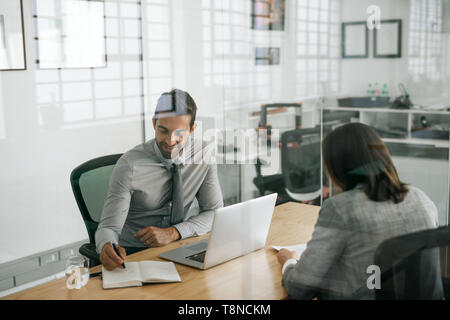 Libre de prendre des notes lorsqu'on réalise une interview de bureau Banque D'Images