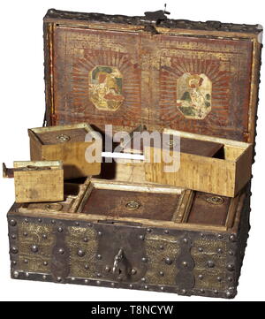 Un coffret d'écriture avec plusieurs compartiments cachés, vers 1680 coffret en bois rectangulaire avec fer riveté strapwork, l'extérieur entièrement recouvert de feuilles en laiton ciselé. Couvercle avec poignée de verrouillage, le couvercle verrouillé avec un mécanisme caché. Remplacé la clé. Poignée de fer mobile. À l'intérieur du couvercle du compartiment une lettre faite de cuir perforé apposé avec images de saints, l'intérieur entièrement couvertes de gravures religieuses. Corps et de l'intérieur fabriqués à partir de bois de hêtre. La partie supérieure de l'écart avec sept boîtes en bois hêtre amovible, chacune avec cuir-, Additional-Rights Clearance-Info-Not-Available- Banque D'Images