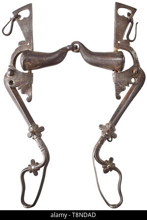 Un snaffle bit français du 17ème siècle, en fer forgé. Bouche conique double-pièces composé de deux pièces, les parties latérales à profil incurvé avec ornements ciselés. Longueur 33 cm., historique, historique du 17e siècle, Additional-Rights Clearance-Info-Not-Available- Banque D'Images