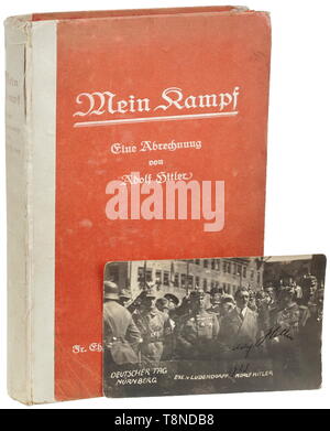 Adolf Hitler - une première édition de 'Mein Kampf' (volume 1) avec de l'encre manuscrite du dévouement de 1925 à Ernst Wieser Sur la page de garde une dédicace (tr. «spécialisée) à M. Ernst Wieser en souvenir du temps passé à Landsberg a/L. forteresse avec cordialement - Adolf Hitler - Munich 17/sept. 1925'. Sur la page de signature à l'encre 'Ernst Wieser 17.9.1925'. Couvrir frappé, tachées. Carte postale avec une photo (tr.) 'Jour Nuremberg - Exc. v Ludendorff - Adolf Hitler', avec signature à l'encre 'Adolf Hitler 1923' , avec un autre la signature au dos '7.9.23 Ernst Wieser'. Aussi deux Editorial-Use-g, seulement Banque D'Images