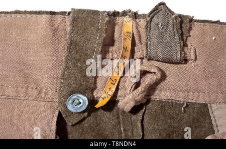 M 44 pantalons pour hommes - un dépôt pièces le pantalon en laine marron, de la terre. Bouton latéral, deux poches à l'un et de la hanche- watch poche. À l'aide de sangles et de tongs à la taille et la jambe se termine. À la ceinture depot stamp et RB nombre, marche arrière avec bande de cuir cousu 'estampage taille 21/4  +9513T 23/4'. Différents boutons, grande taille. Très peu porté, très rare, historique historique., de l'armée, des armées, des forces armées, militaire, militaria, 20e siècle, Editorial-Use-seulement Banque D'Images