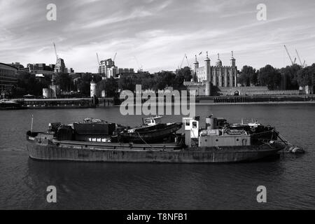 Péniche sur la Tamise de Tower Bridge Banque D'Images