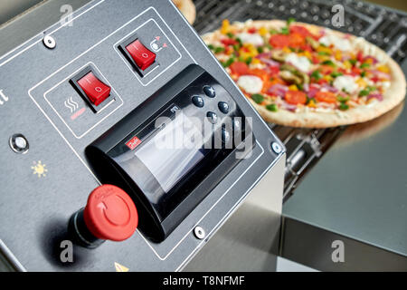 Four à pizza électrique industriel avec écran LCD pour la restauration. L'équipement de cuisine professionnelle Banque D'Images