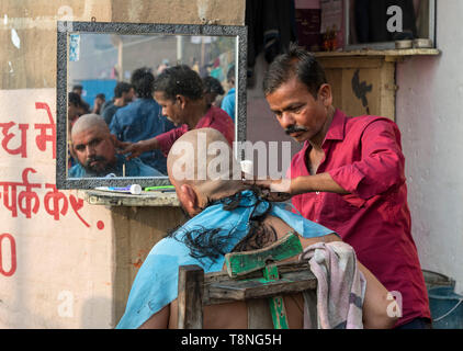 Salon de coiffure de la rue sur les ghats du Gange, Varanasi, Inde Banque D'Images