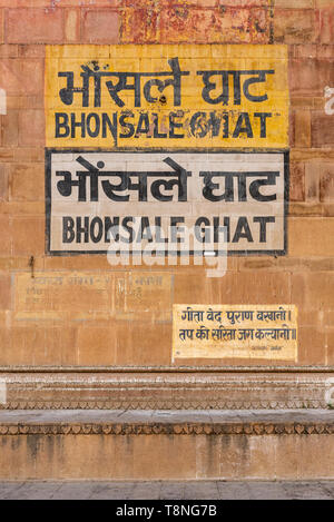 Bhonsale ghat signe sur le mur, Varanasi, Inde Banque D'Images