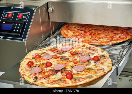Four à pizza électrique industriel avec écran LCD pour la restauration. L'équipement de cuisine professionnelle Banque D'Images
