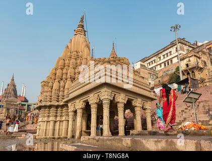 Shri Ratneshwar penchée sur le Temple Mahadev Gange, Varanasi, Inde Banque D'Images