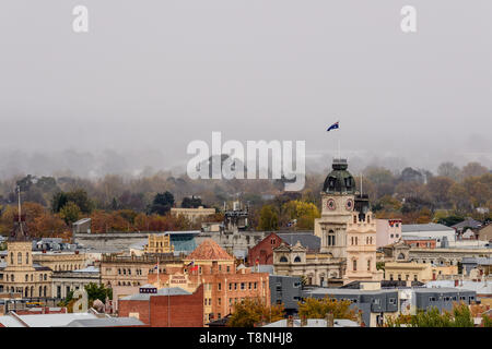 L'hôtel de ville dans le centre de Ballarat sur fond de brume du matin Banque D'Images