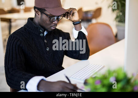 Beau Afro businessman working in office Banque D'Images