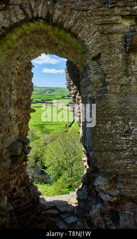 La vue à travers une fenêtre en Oisans Château, Oisans, Shropshire Banque D'Images