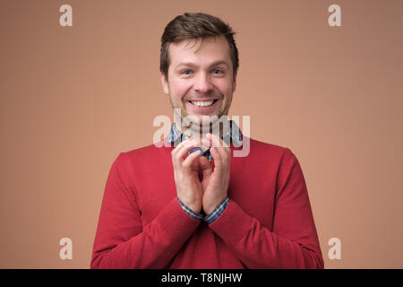 Jeune homme européen à être curieux à propos de Actualités. Banque D'Images