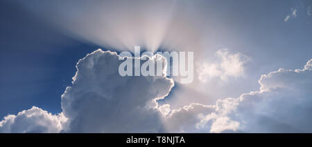 Soleil qui brille à travers les nuages belle céleste dans le ciel Banque D'Images