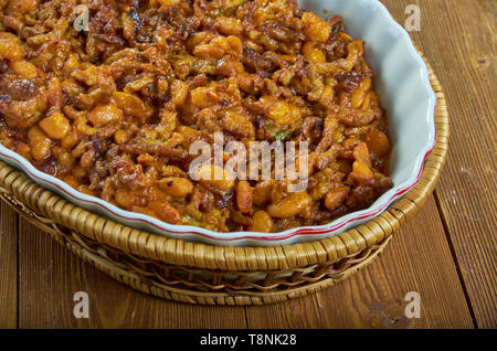 Pauvre homme mari cocotte haricots , vidanger le boeuf haché. Mélanger le bœuf avec l'ail, le sel, le miel et la sauce tomate Banque D'Images