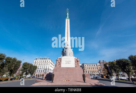 Le Monument de la liberté et du ciel comme arrière-plan à Riga, Lettonie Banque D'Images