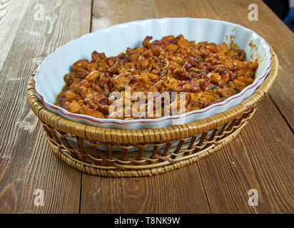 Pauvre homme mari cocotte haricots , vidanger le boeuf haché. Mélanger le bœuf avec l'ail, le sel, le miel et la sauce tomate Banque D'Images