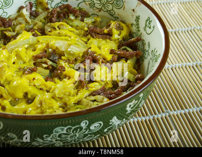 Rouleau de chou cocotte, ayered avec toutes les délicieuses saveurs de choux / Banque D'Images