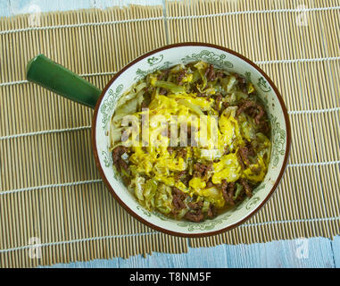 Rouleau de chou cocotte, ayered avec toutes les délicieuses saveurs de choux / Banque D'Images