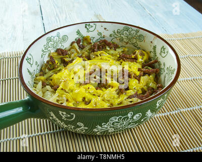 Rouleau de chou cocotte, ayered avec toutes les délicieuses saveurs de choux / Banque D'Images