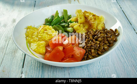 Bols Lentilles de soleil avec de l'ail l'huile d'Olive vinaigrette, haricots verts, tomates, herbes, pommes de terre, lentilles, fromage de chèvre, et des œufs brouillés Banque D'Images