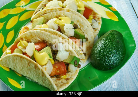 Chou-fleur rôti et de lentilles Sauce Chipotle crémeuse avec Tacos Banque D'Images