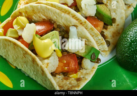 Chou-fleur rôti et de lentilles Sauce Chipotle crémeuse avec Tacos Banque D'Images