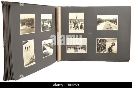 Un album photo du Reich Partie Rallye de l'honneur 1936 album grand format avec couverture en carton, celui-ci inscrit 'Parteitag 1936' et 'propriété de : ...'. Un album unique, spécial, tous les 145 photos (18 x 12 cm) ont été prises par Heinrich Hoffmann. Les photos ont été également utilisées pour l'album stéréoscopique (tr.) 'Reich Partie Rallye de l'honneur 1936'. Ils sont de haute qualité, collés dans l'album et partiellement sous-titrées. Ils montrent les préparatifs de la parade, dans un camp de tentes SS Reichsführer SS Himmler H., visiter des membres de la Leibstandarte Adolf Hitler. Rudolf Heß, Gauleiter, Editorial-Use-seulement Banque D'Images
