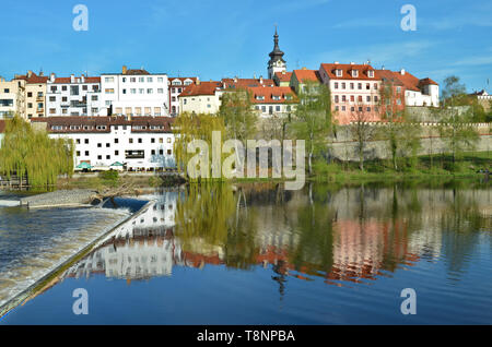 Voir l'historique de la ville de Pisek en Bohême du Sud d'une Weir à l'Otava River au printemps Banque D'Images