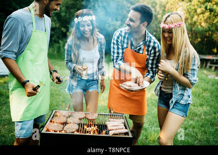 Groupe d'amis faire un barbecue dans la nature Banque D'Images