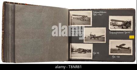 Deux albums photo de la guerre civile espagnole (1936-39) - Légion Condor 315 techniques de premier ordre, bataille et le relief des images. Les albums sont très bien inscrit, les photos à l'aide de coins adhésif apposé. De nombreuses images de camions et de chars dans le domaine, d'aéronefs (Me 109, 111 etc.), les villes et villages en Espagne (Taragona, Olot, Barcelone, Madrid, Toledo, Sababell entre autres). Aussi, des bunkers et des postes, l'accumulation de troupes, détruit les bâtiments et les véhicules, de batailles sur tous les fronts jusqu'à l'accord de paix et à la suite de voyage home par navires allemands. Photos rares de la période o, Editorial-Use-seulement Banque D'Images