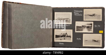 Deux albums photo de la guerre civile espagnole (1936-39) - Légion Condor 315 techniques de premier ordre, bataille et le relief des images. Les albums sont très bien inscrit, les photos à l'aide de coins adhésif apposé. De nombreuses images de camions et de chars dans le domaine, d'aéronefs (Me 109, 111 etc.), les villes et villages en Espagne (Taragona, Olot, Barcelone, Madrid, Toledo, Sababell entre autres). Aussi, des bunkers et des postes, l'accumulation de troupes, détruit les bâtiments et les véhicules, de batailles sur tous les fronts jusqu'à l'accord de paix et à la suite de voyage home par navires allemands. Photos rares de la période o, Editorial-Use-seulement Banque D'Images