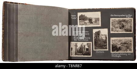 Deux albums photo de la guerre civile espagnole (1936-39) - Légion Condor 315 techniques de premier ordre, bataille et le relief des images. Les albums sont très bien inscrit, les photos à l'aide de coins adhésif apposé. De nombreuses images de camions et de chars dans le domaine, d'aéronefs (Me 109, 111 etc.), les villes et villages en Espagne (Taragona, Olot, Barcelone, Madrid, Toledo, Sababell entre autres). Aussi, des bunkers et des postes, l'accumulation de troupes, détruit les bâtiments et les véhicules, de batailles sur tous les fronts jusqu'à l'accord de paix et à la suite de voyage home par navires allemands. Photos rares de la période o, Editorial-Use-seulement Banque D'Images