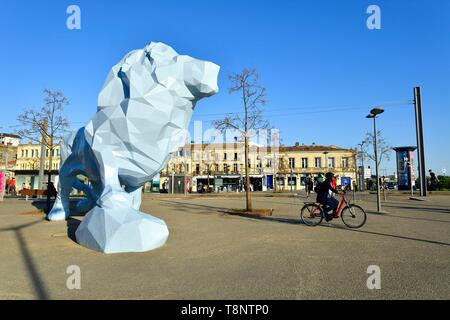 France, Gironde, Bordeaux, zone classée au patrimoine mondial, la place Stalingrad, la sculpture 'Blue Lion" par l'artiste Xavier Veilhan Banque D'Images