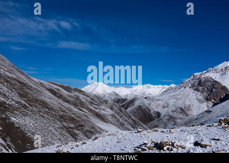 Un paysage de montagne enneigée à Téhéran, Iran. Banque D'Images