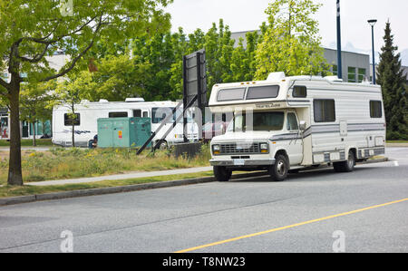 Les caravanes en stationnement sur les rues de la ville de North Vancouver, BC, Canada. Banque D'Images