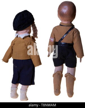 Deux poupées Troisième Reich une fille BDM et un DJ boy. Girl est de 25 cm et garçon est 28 cm de hauteur. Corps sont recouverts de tissu, girl's uniforme est un tan veste avec jupe bleue et le chapeau du garçon, uniforme, c'est tan tunique short noir. Les deux sont complets avec du papier en 1914. USA-lot, voir page 5. historique, historique, 20e siècle, années 1930, Ligue des jeunes filles allemandes, bande de jeunes filles allemandes, organisation de jeunesse, organisations de jeunesse, NS, le National-socialisme, le Nazisme, Troisième Reich, l'Empire allemand, l'Allemagne, National-socialiste, Nazi, période nazie, ustensile, pièce de l'équipement, les ustensiles, objet, objets, alambics, , Editorial-Use-seulement Banque D'Images