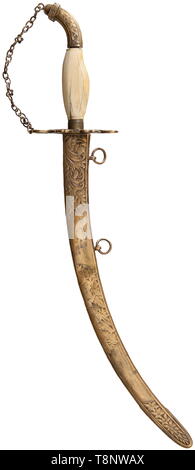 Un officier de marine européenne's dirk, vers 1840 et placé dans un personnalisé. D'un officier allemand sur le SMS Amazone. Poignée en ivoire avec lame courbe, garde en laiton, pommeau, et fourreau. Longueur lame 27 cm. Longueur totale 40,5 cm. Blade est sombre avec l'âge et a été affûtés. Très décoratif, fourreau gravé 'S.Lt Heiner Lutjens, une amazone.' complet avec couverts en cuir noir équipé de cas contemporains bordée de satin et velours (42,5 x 13,5 cm). Le pommeau, poignée et garde côtière canadienne sont lâches. Rare. USA-lot, voir page 5. historique, historique, l'Allemagne, l'Additional-Rights Clearance-Info-germe,-Not-Available Banque D'Images