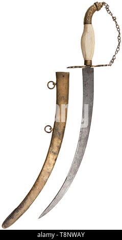 Un officier de marine européenne's dirk, vers 1840 et placé dans un personnalisé. D'un officier allemand sur le SMS Amazone. Poignée en ivoire avec lame courbe, garde en laiton, pommeau, et fourreau. Longueur lame 27 cm. Longueur totale 40,5 cm. Blade est sombre avec l'âge et a été affûtés. Très décoratif, fourreau gravé 'S.Lt Heiner Lutjens, une amazone.' complet avec couverts en cuir noir équipé de cas contemporains bordée de satin et velours (42,5 x 13,5 cm). Le pommeau, poignée et garde côtière canadienne sont lâches. Rare. USA-lot, voir page 5. historique, historique, l'Allemagne, l'Additional-Rights Clearance-Info-germe,-Not-Available Banque D'Images