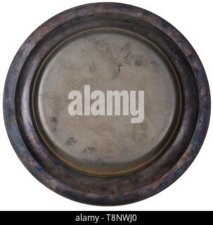 Adolf Hitler - une assiette de service ronde de son disque en argent plaqué argent. Hitler a personnellement l'aigle aux ailes propagation légèrement plus 'A.H.' sur une frontière, la marque d'origine 'Wellner' - '39' sur le fond, diamètre 29 cm. USA-lot, voir page 5. historique, historique, 20e siècle, années 1930, NS, le National-socialisme, le Nazisme, Troisième Reich, l'Empire allemand, l'Allemagne, l'allemand, Parti national-socialiste, Nazi, période nazie, le fascisme, Editorial-Use-seulement Banque D'Images