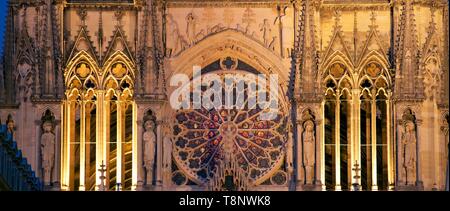 France, Marne, Reims, la cathédrale Notre-Dame, classée au Patrimoine Mondial de l'UNESCO, la façade ouest, rosace et couronnement de la Vierge sur le Banque D'Images