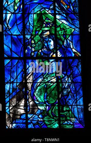 France, Marne, Reims, la cathédrale Notre-Dame, classée au Patrimoine Mondial de l'UNESCO, les vitraux de la chapelle axiale réalisée en 1974 par Marc Chagall w Banque D'Images