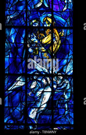 France, Marne, Reims, la cathédrale Notre-Dame, classée au Patrimoine Mondial de l'UNESCO, les vitraux de la chapelle axiale réalisée en 1974 par Marc Chagall w Banque D'Images