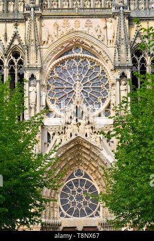 France, Marne, Reims, la cathédrale Notre-Dame, classée au Patrimoine Mondial de l'UNESCO, la façade ouest, rosace et couronnement de la Vierge sur le Banque D'Images