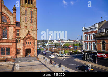 Derry City Guildhall avec le Pont de la paix dans l'arrière-plan Banque D'Images