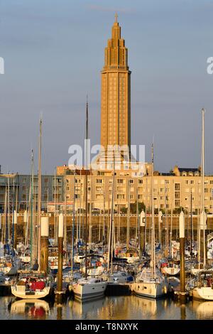 France, Seine Maritime, Le Havre, ville reconstruite par Auguste Perret classé au Patrimoine Mondial de l'UNESCO, l'anse de Joinville, Marina par le clocher de Banque D'Images