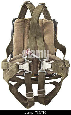 Un modèle de parachute arrière RH-28, avec sac paniers, avec de nombreuses ceintures extension et d'autres éléments. Spécification Type plaque avec inscription '402008' demande et inscription 'Rückenfallschirm', avec poignee grip, aussi 'Gerät-Nr. 10-409-A1', 'numéro de série 1078442'. Y compris le vert , sac de stockage avec des touches 'DRP - zieh hier', deux poignées. Pas vérifié pour la fonctionnalité et l'intégralité, pièces estampées et partiellement étiquetés. Cf. 64 enchères, lot no. 7462. Les parachutes de ce type ont été utilisés pour le ME-262 Avion de chasse. Historique rare., historique, Air Force, de la direction générale du service,, Editorial-Use-seulement Banque D'Images