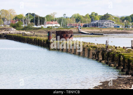 Les vestiges de l'ancien pont ferroviaire de l'île Hayling à Langstone Harbour, qui fait partie du port de Chichester Banque D'Images