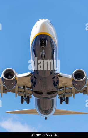 Ryanair Boeing 737 avion de ligne avion sur la finale pour atterrir à l'aéroport de Londres Southend, Essex, Royaume-Uni. Dessous Banque D'Images